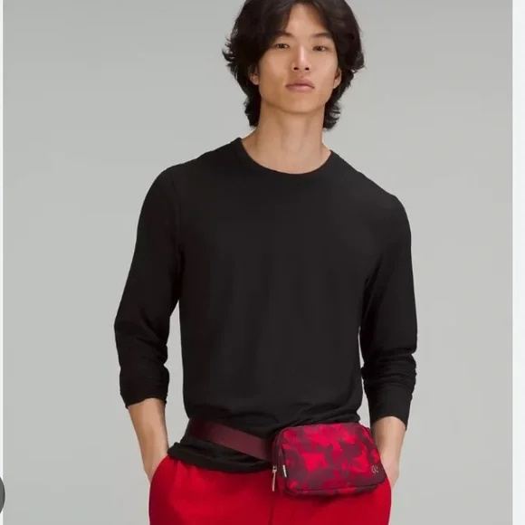 Lululemon Everywhere Belt Bag Lunar Year Red Rabbits 1L - Picture 5 of 12